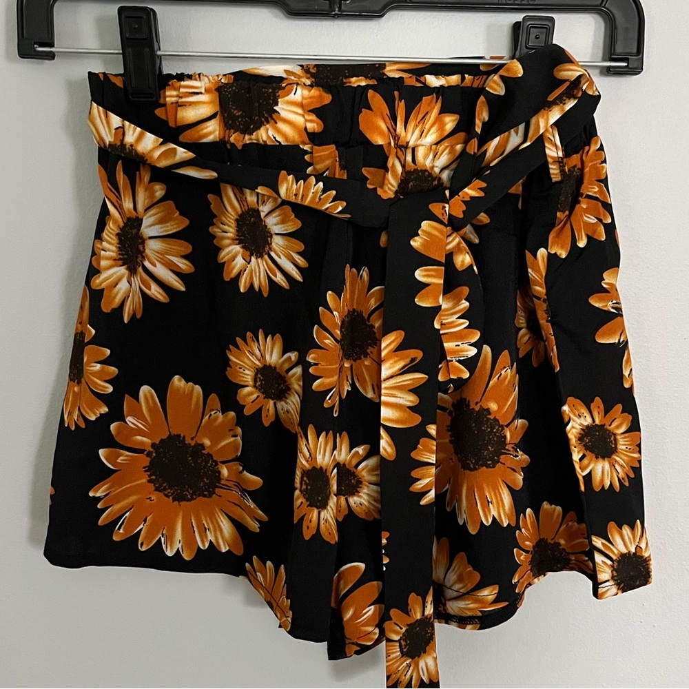 Women’s shorts, sunflower pattern
